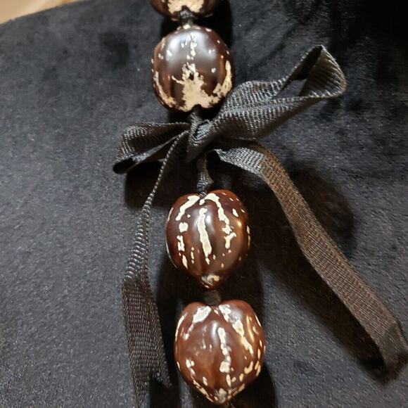 Women Fashion Brown Lumbang Kukui Nut Seed Collar Necklace with Lei Ribbon Clasp - Picture 6 of 6